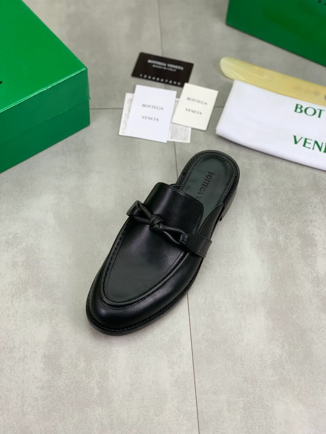 Men's shoes 💰P800 [New model] (genuine leather outsole) water-dyed cow lining 💰High-quality business couple half-slip leather shoes 💎💎💎 BOTTEGA VENETA official website synchronizes the latest top version of BV in the market, accepts material comparison, shoe type comparison, process comparison, practical and textured, versatile and suitable for any occasion, the more you look at it, the more flavorful it becomes. Purely hand-knitted craftsmanship - Upper material, calfskin imported from Italy 🇮🇹 - High-quality water-dyed cowhide lining - Original private model customized leather outsole -Size: Female 35-39 (40 ordered) Male 39-44 (38 45 can be customized) Color: Multiple colors available